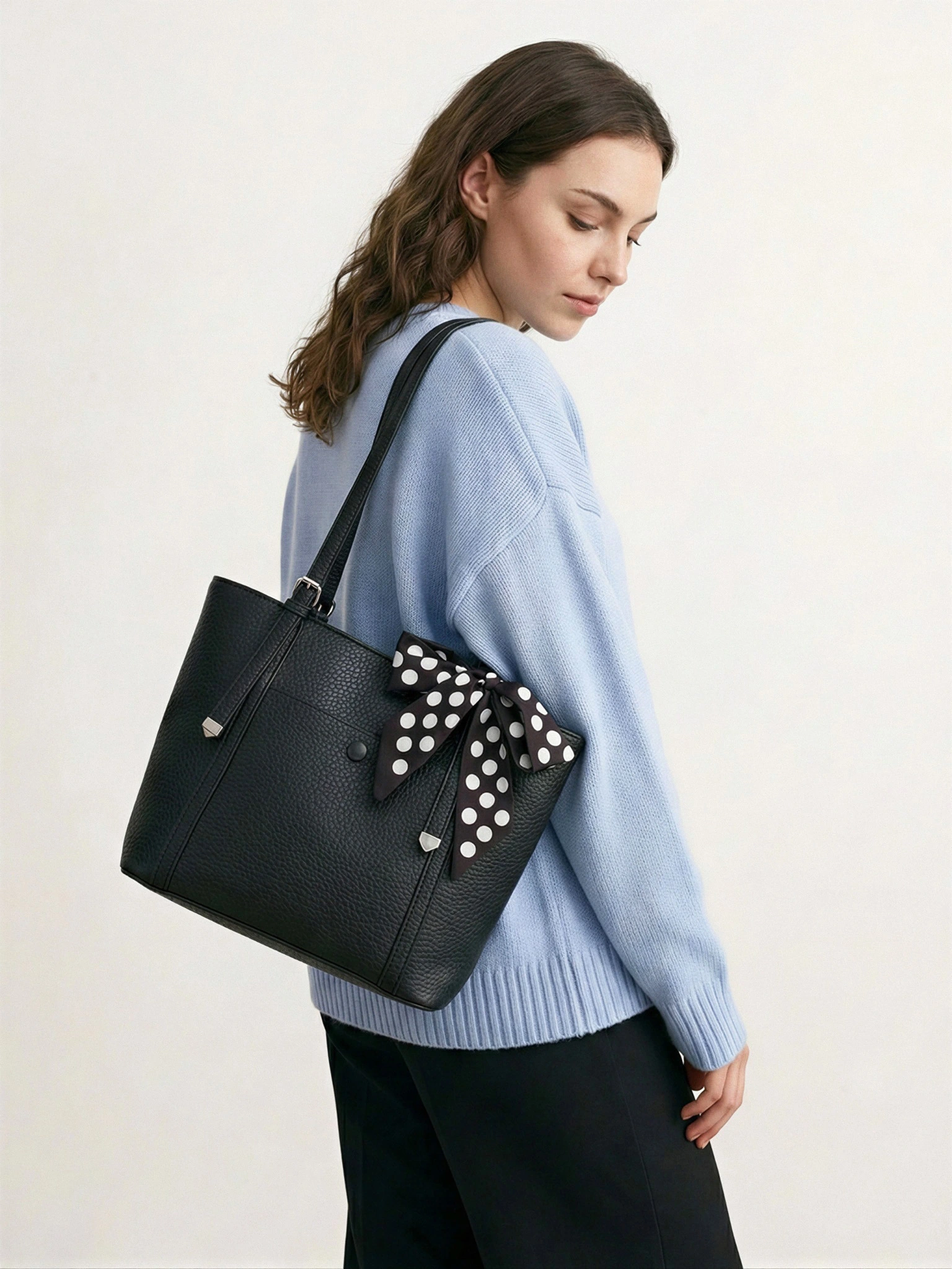 Сумка-тоут с карманом на кнопке и декоративным платком в ассортименте